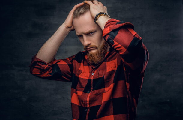 Jak wystylizować włosy by zakryć zakola?