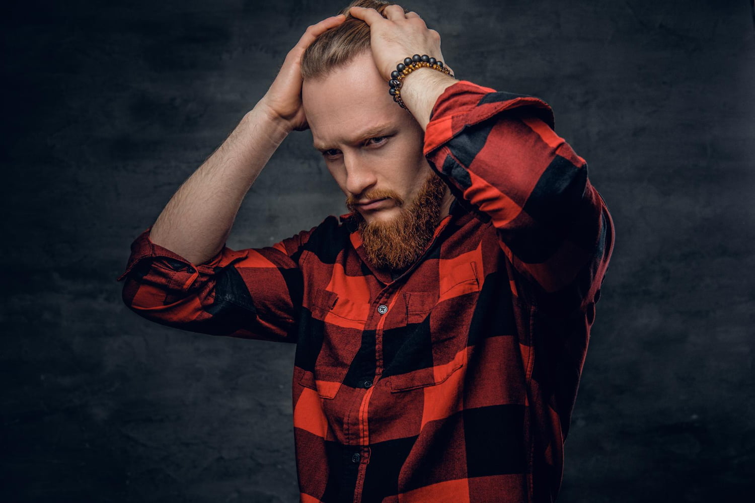 Jak wystylizować włosy by zakryć zakola?