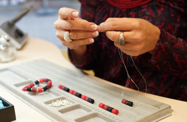 Jak zrobić bransoletkę? Instrukcja krok po kroku