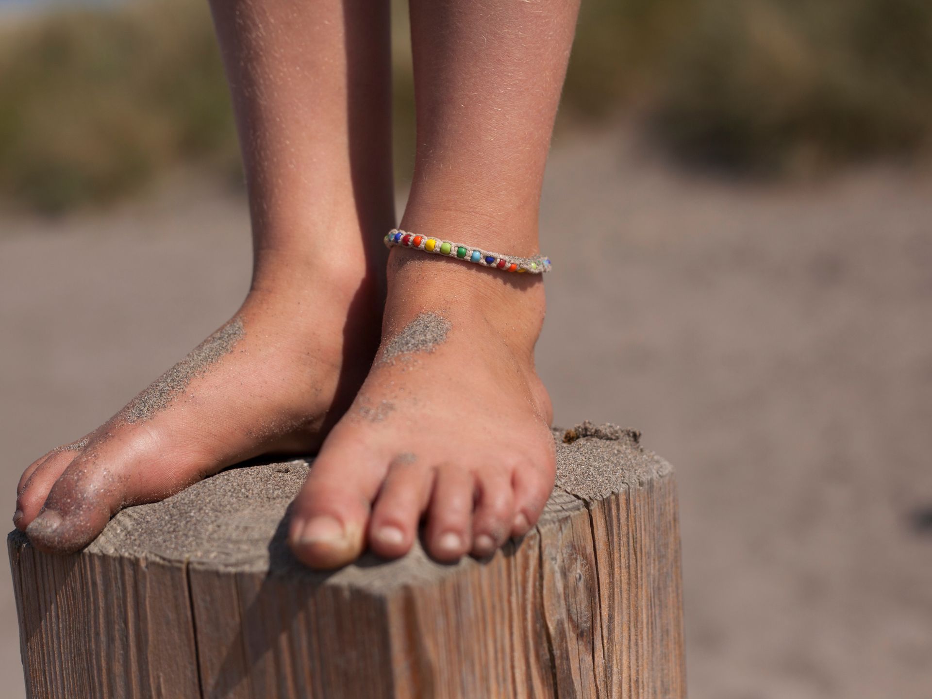 Na której nodze nosi się bransoletkę?