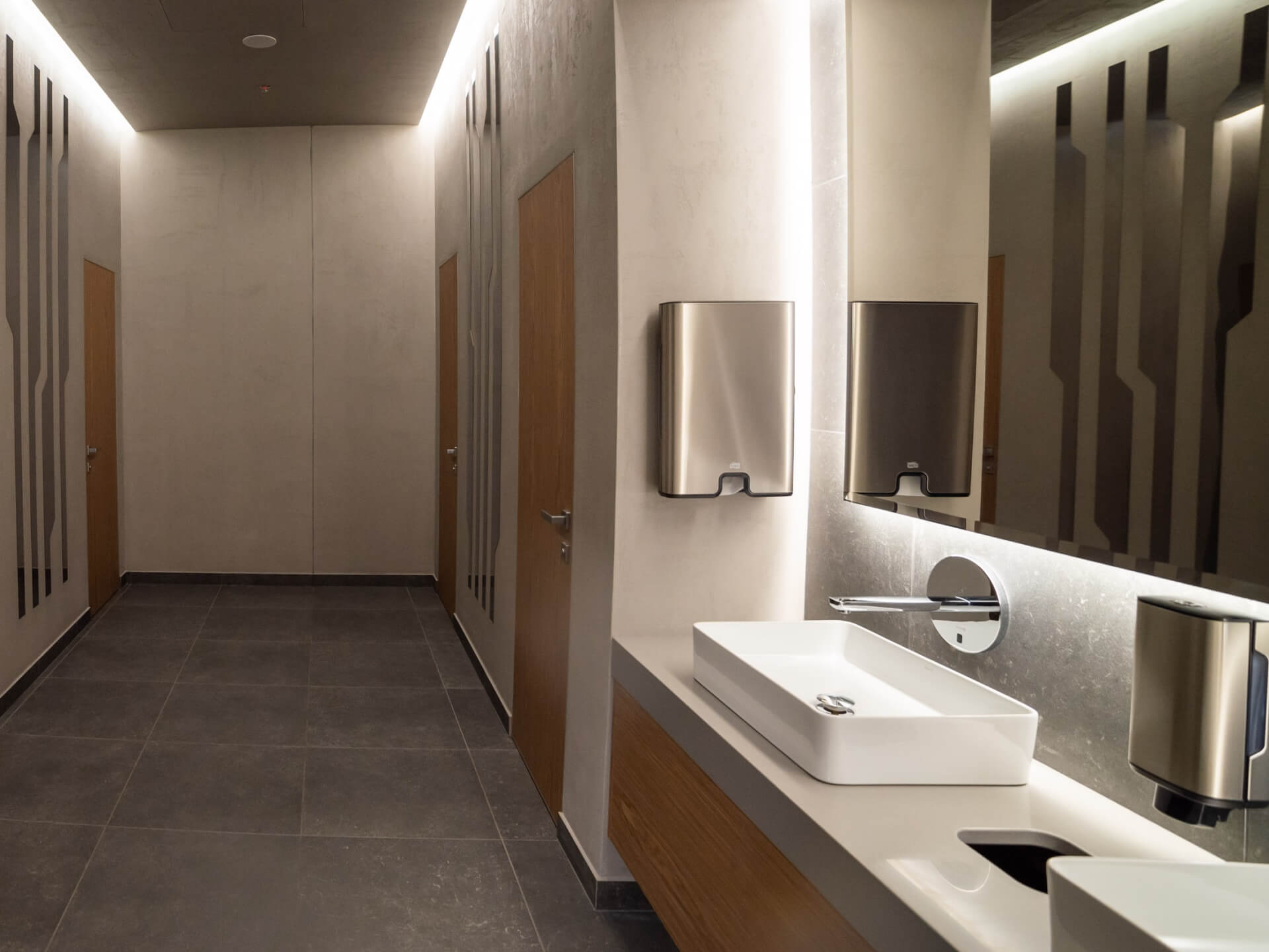 Jak wybrać idealny podajnik na ręczniki papierowe? Wszystko, co musisz wiedzieć przed zakupem