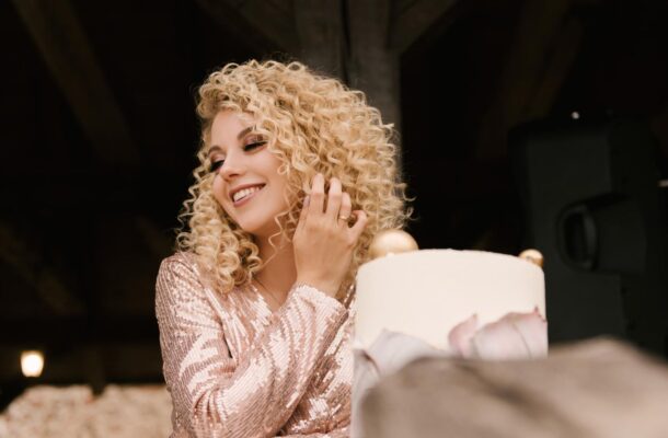 Piękna fryzura na karnawał. Jak zrobić ją w domu?