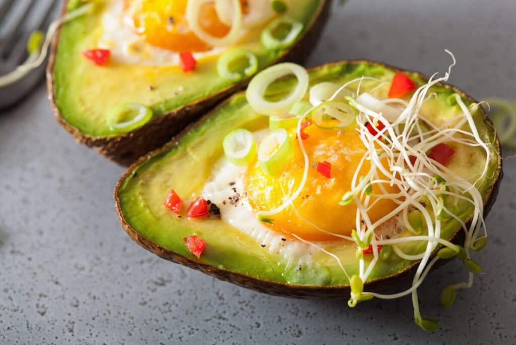 Frytkownica beztłuszczowa - przepisy na awokado zapiekane z jajkiem Smaczne śniadanie z frytkownicy beztłuszczowej - awokado z jajkiem