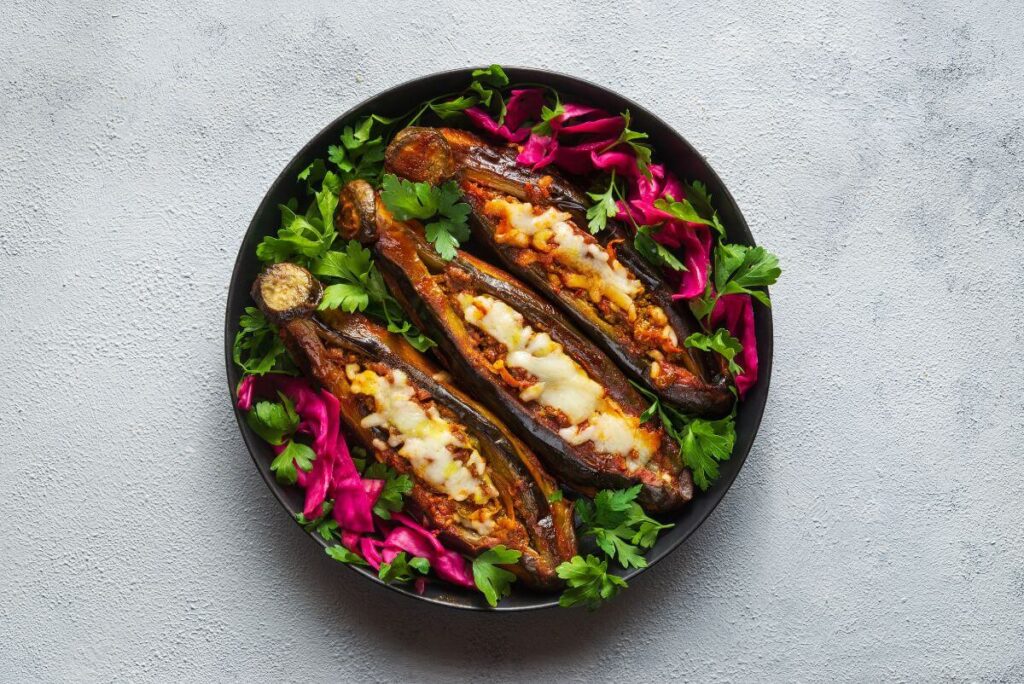 Frytkownica beztłuszczowa - przepisy. Bakłażan zapiekany z sosem i parmezanem Bakłażan pieczony w air fryerze z dodatkami