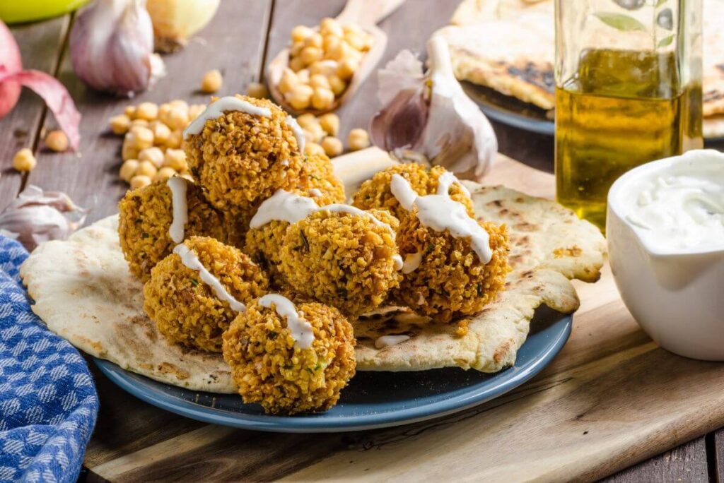 Domowe falafele z ciecierzycy z frytkownicy beztłuszczowej Frytkownica beztłuszczowa - przepisy. Kotleciki z ciecierzycy, falafele.