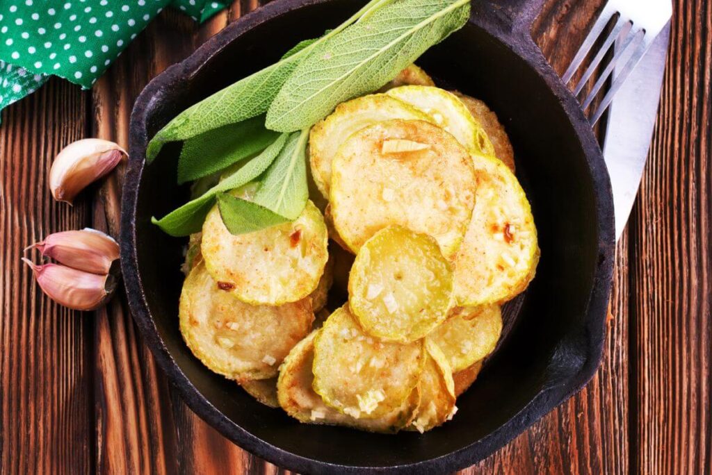 Frytkownica beztłuszczowa - przepisy na chipsy cukiniowe Cukiniowe chipsy z parmezanem pieczone w air fryerze