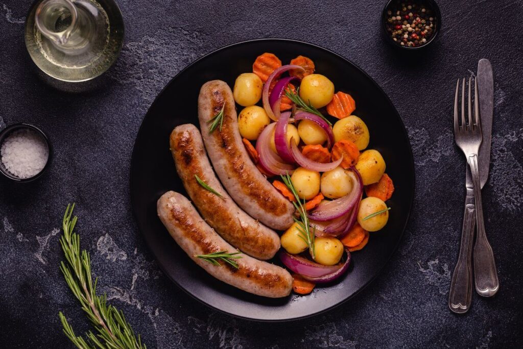 Frytkownica beztłuszczowa - przepisy. Kiełbaski grillowane z warzywami Kiełbaski pieczone z warzywami w air fryerze