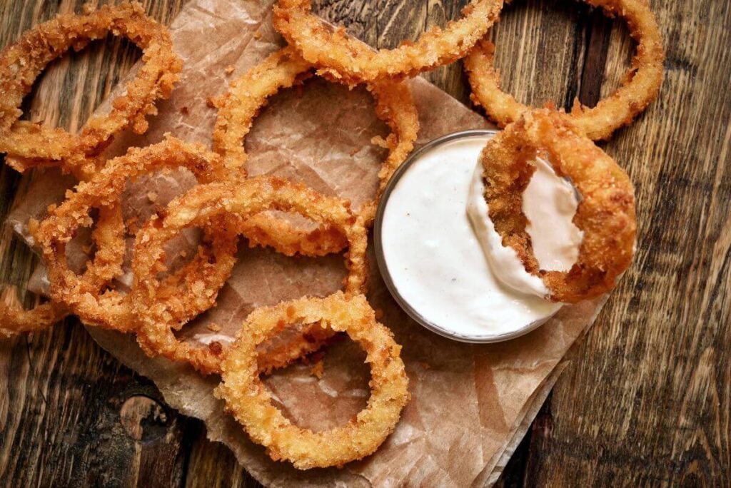 Onion ring bez użycia tłuszczu - z wykorzystaniem frytkownicy beztłuszczowej Frytkownica beztłuszczowa - przepisy. Domowe krążki cebulowe