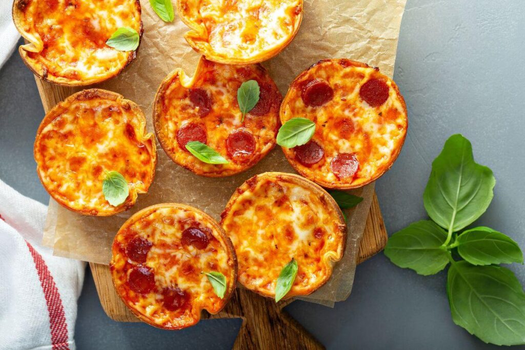 Frytkownica beztłuszczowa - przepisy. Mini pizze na placku tortilli Pizza w wersji mini pieczona w air fryerze na tortilli