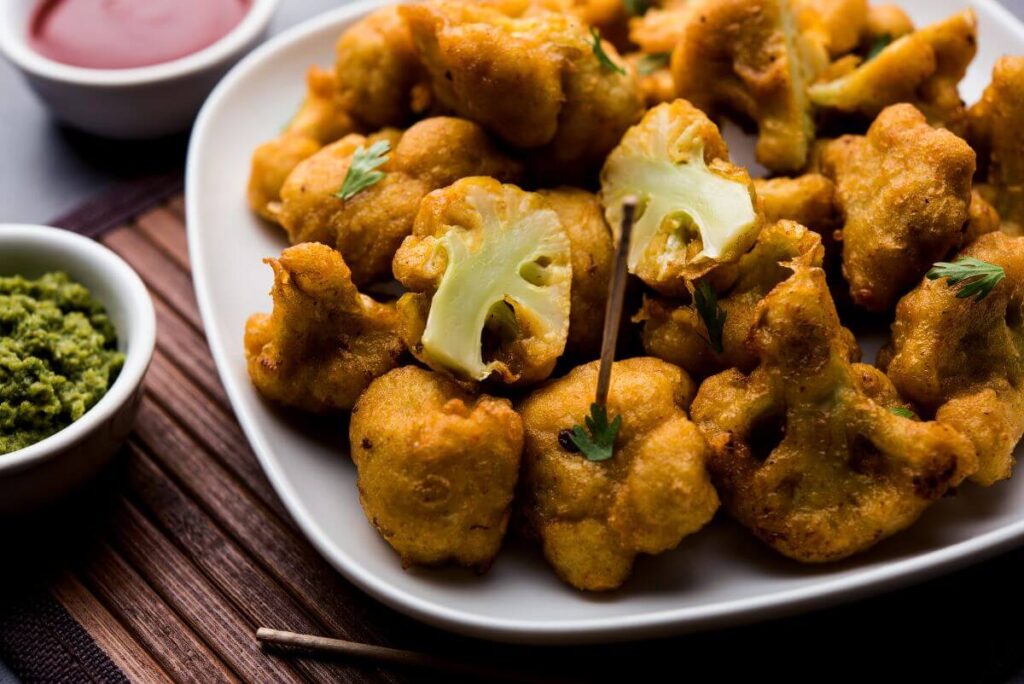 Przekąska z air fryera - różyczki kalafiora w panierce curry Frytkownica beztłuszczowa - przepisy. Kalafior pieczony w panierce z curry