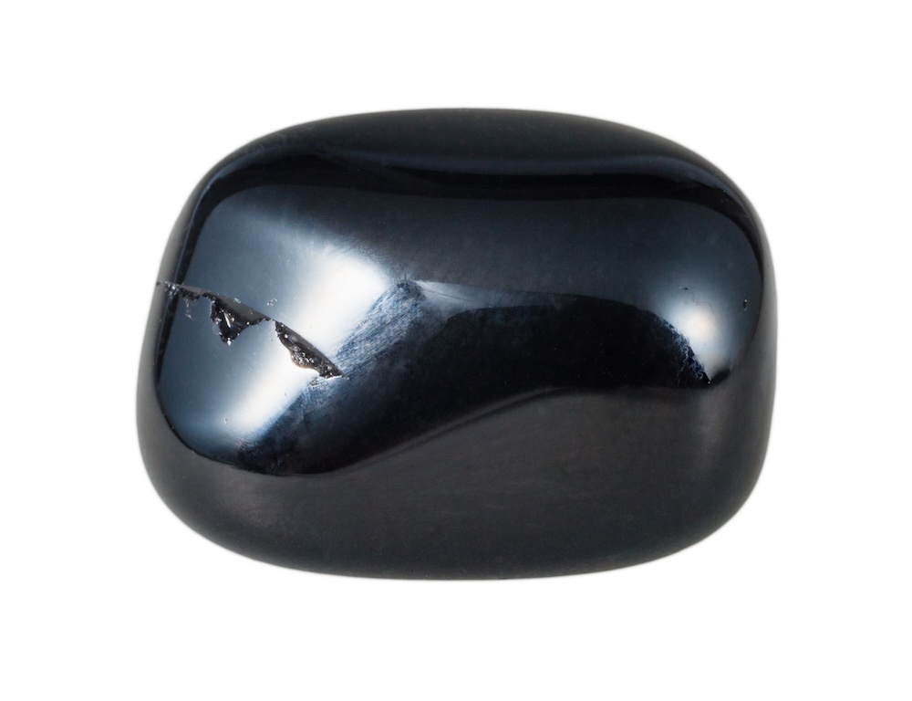 minerał o głębokim czarnym kolorze