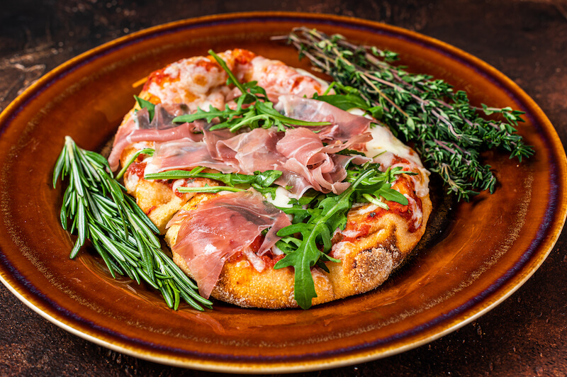 Jaka szynka do pizzy na talerzu z ziołami? Jaka szynka do pizzy w formie focacci?