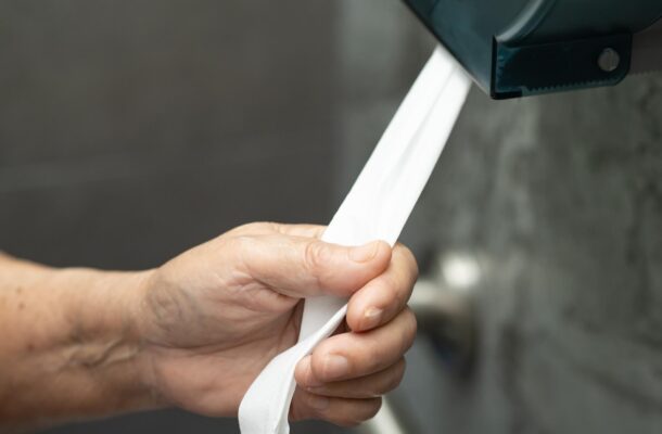 Jaka jest odpowiednia wysokość uchwytu na papier toaletowy? Wyjaśniamy