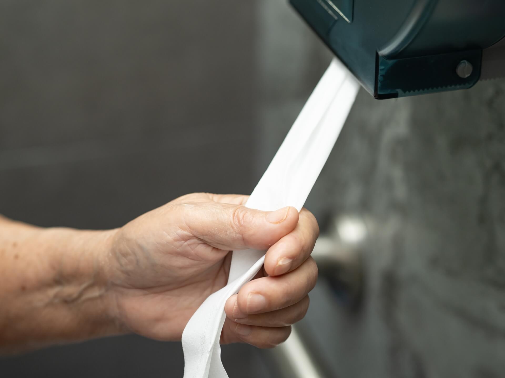 Jaka jest odpowiednia wysokość uchwytu na papier toaletowy? Wyjaśniamy