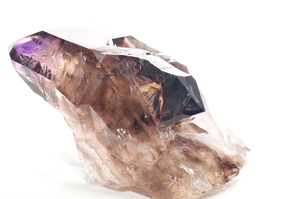 kamień z fioletowymi przebarwieniami - kwarc dymny 