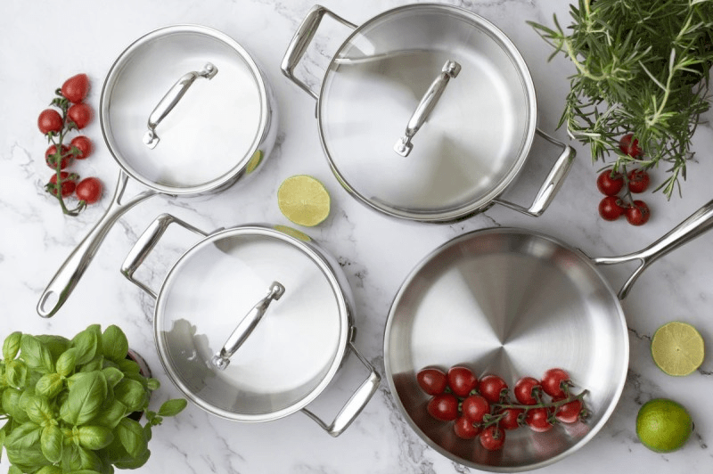 ganki na blacie od góry widok z góry na stojące na blacie garnki