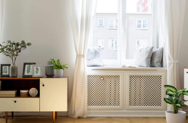Jak zasłonić kaloryfer pod oknem? Najlepsze sposoby