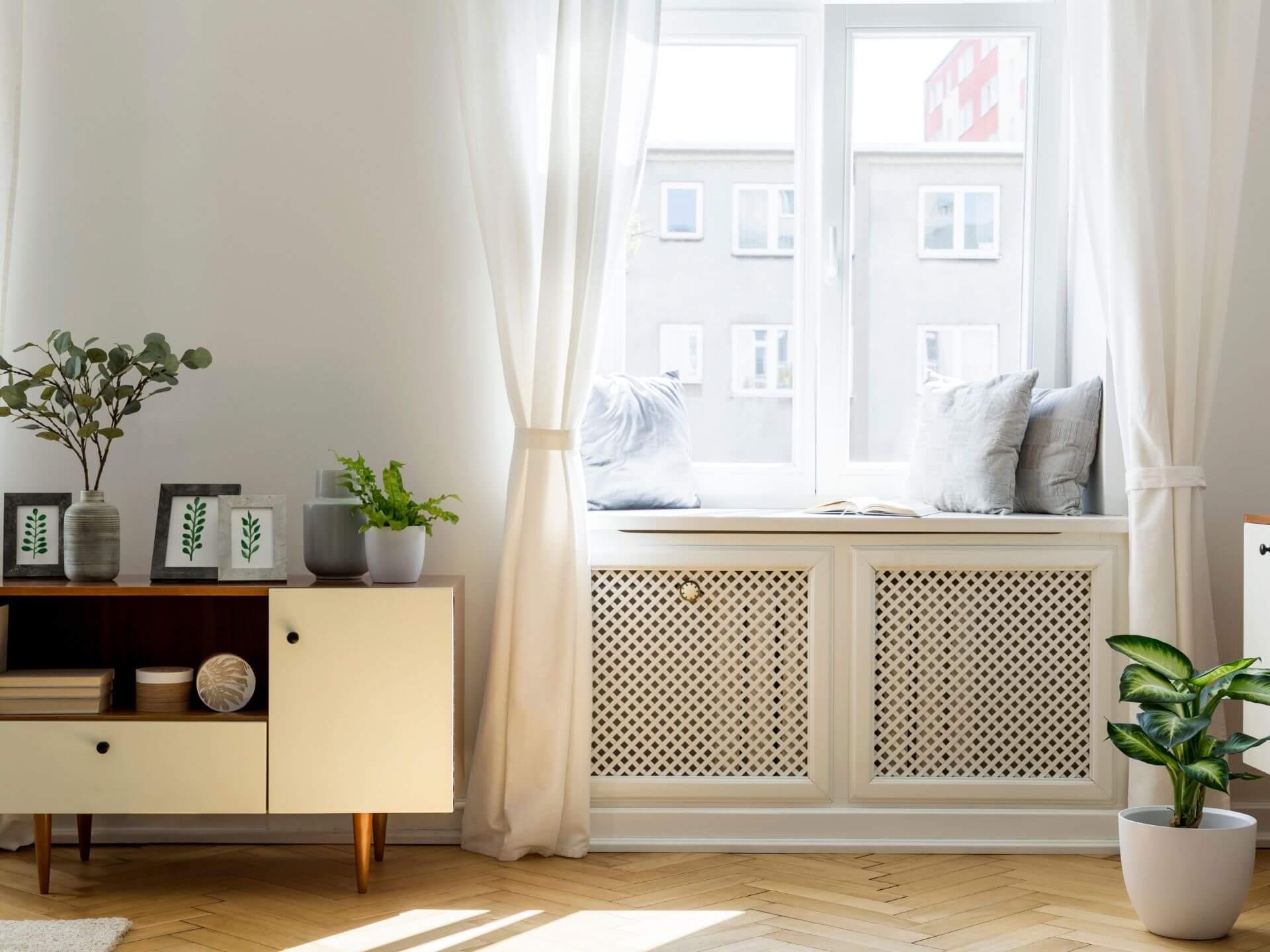Jak zasłonić kaloryfer pod oknem? Najlepsze sposoby