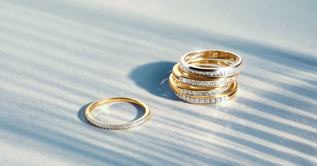 Minimalistyczne vs. zdobione obrączki – jak wybrać styl pasujący do osobowości Młodej Pary