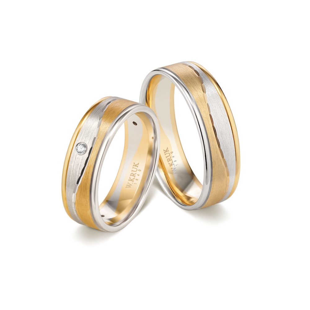 dwie obrączki z połączenia złota ze srebrem obrączki w kolorze srebra i złota