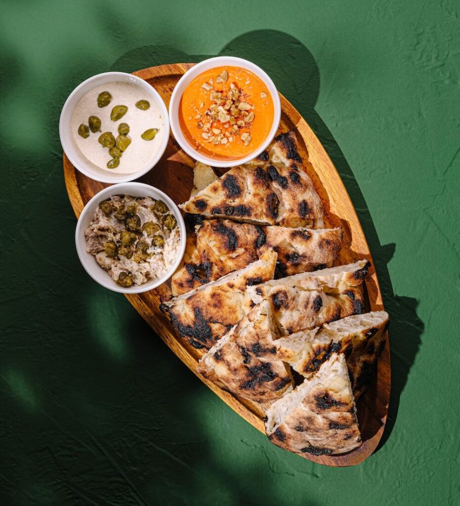 Chlebek naan podany z hummusem