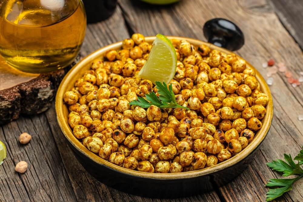 Chrupki ciecierzycowe Chrupki z ciecierzycy w misce