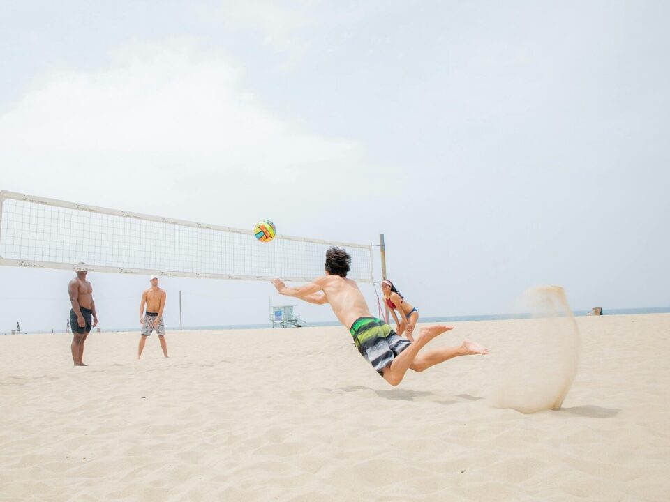Jak zacząć grać w siatkówkę plażową? Sprzęt, zasady i porady dla początkujących