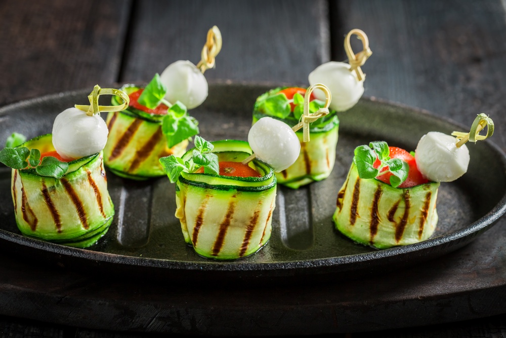 Koreczki z ogórków z pomidorami i mozarellą Koreczki z ogórków