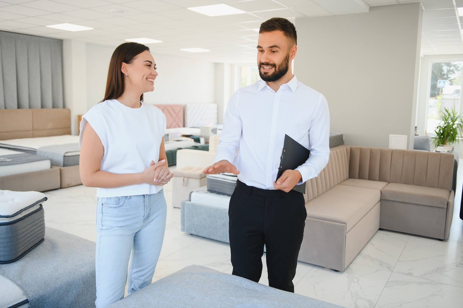 Meble na wymiar vs. gotowe zestawy – co wybrać?