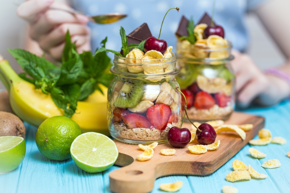 Sałatka owocowa z mussli w słoiku Sałatka owocowa w słoiku