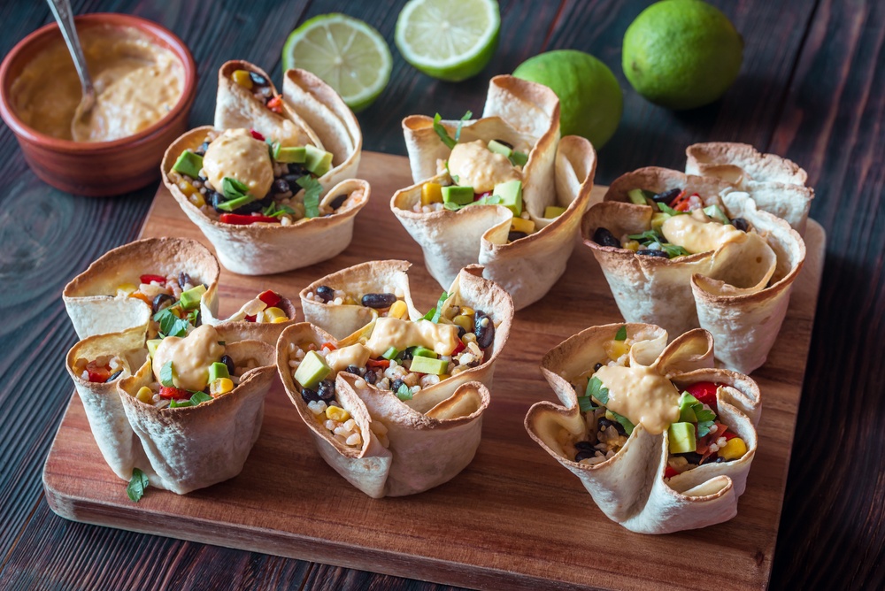 Zdrowe przekąski dla dzieci to tortille z hummusem i warzywami Zdrowe przekąski dla dzieci to tortille