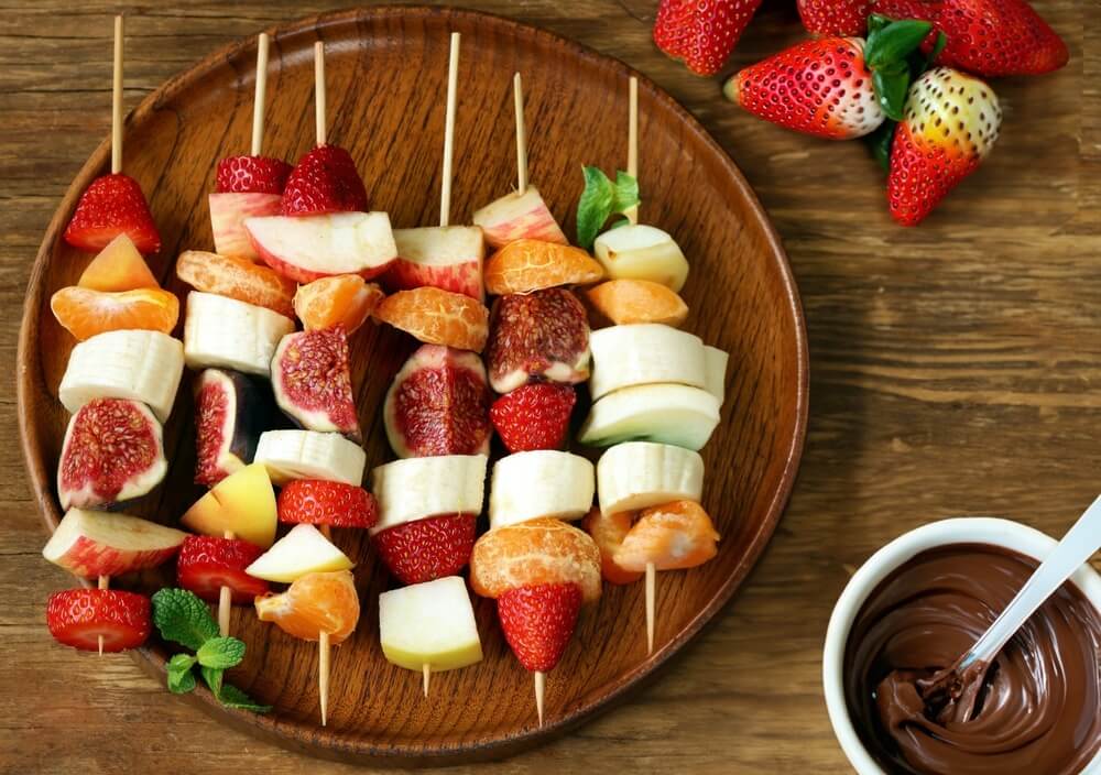 Szaszłyki owocowe jako zdrowe przekąski dla dzieci Zdrowe przekąski dla dzieci to szaszłyki z owocami