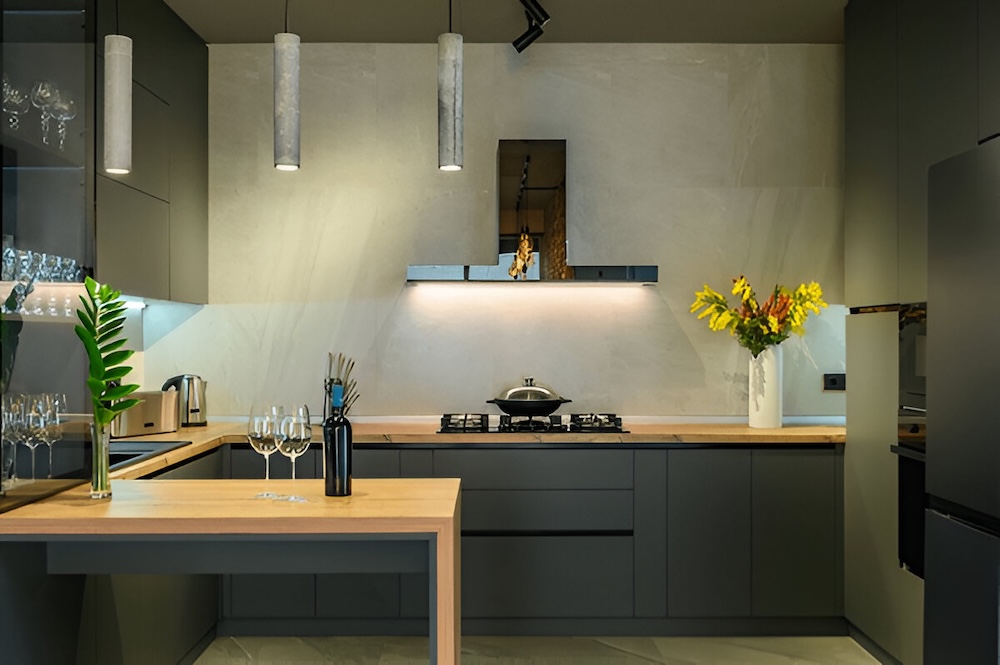 kuchnia z szarymi ścianami i czarnymi meblami w macie industrialna kuchnia z czarnymi matowymi frontami i błyszczącym okapem