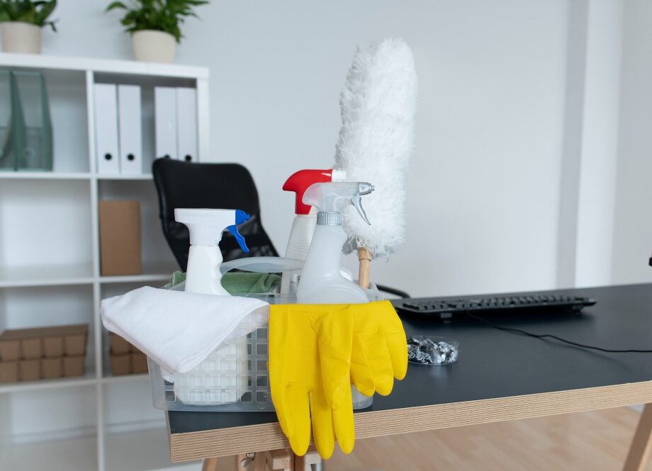 Jak magazynować i przechowywać środki czystości w firmie?
