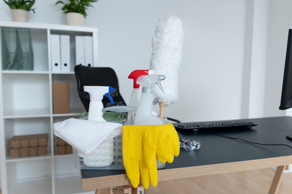 Jak magazynować i przechowywać środki czystości w firmie?