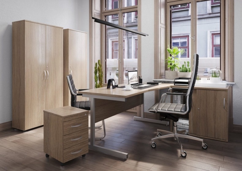 meble drewniane w biurze z dwoma fotelami 