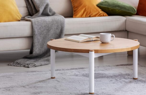 Jaki stolik kawowy do salonu wybrać? Poradnik