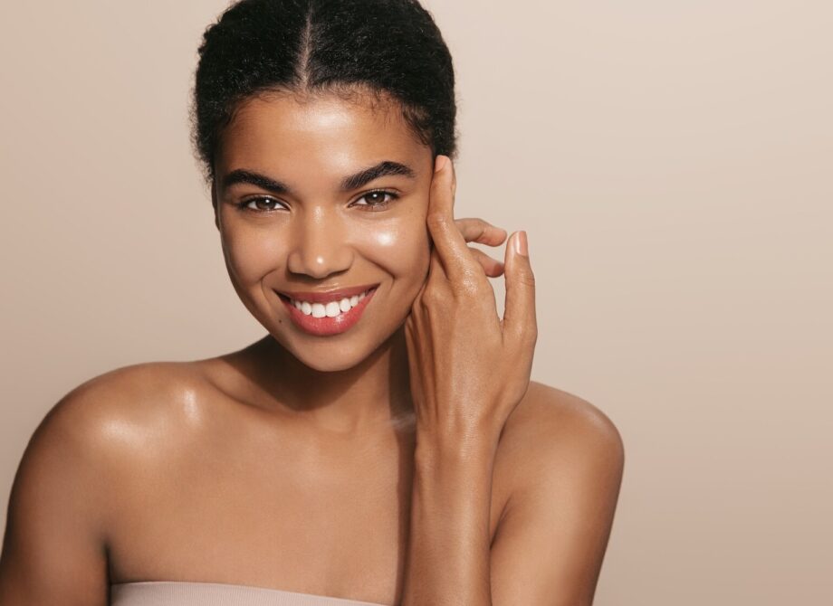 ​Efekt glass skin: jak osiągnąć szklistą, promienną cerę i makijaż glow?