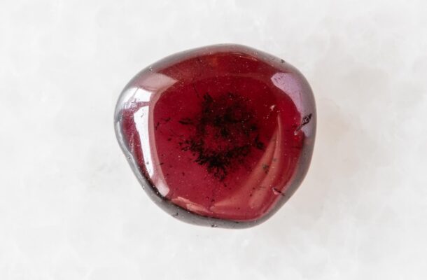 Kamień granat – właściwości, znaczenie i zastosowanie w biżuterii