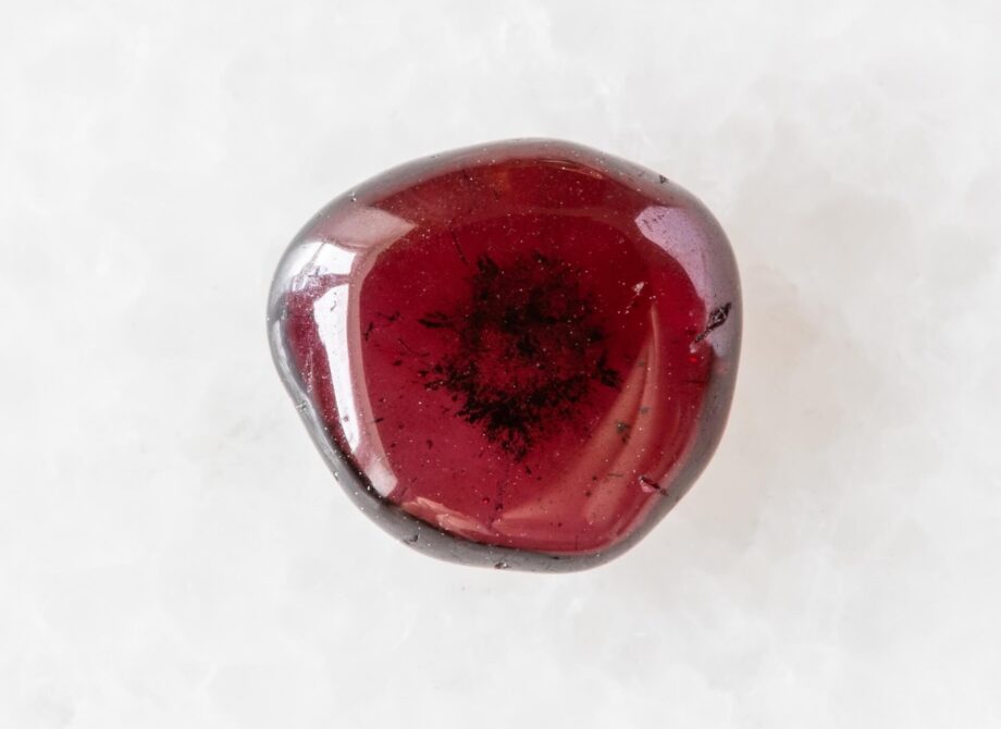 Kamień granat – właściwości, znaczenie i zastosowanie w biżuterii