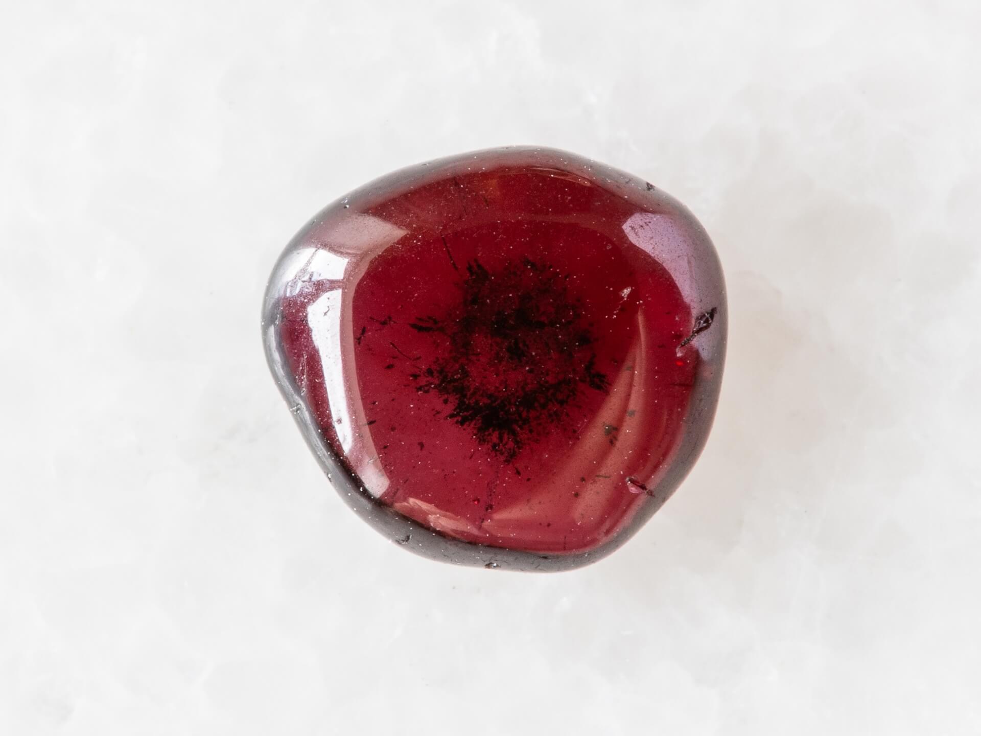 Kamień granat – właściwości, znaczenie i zastosowanie w biżuterii