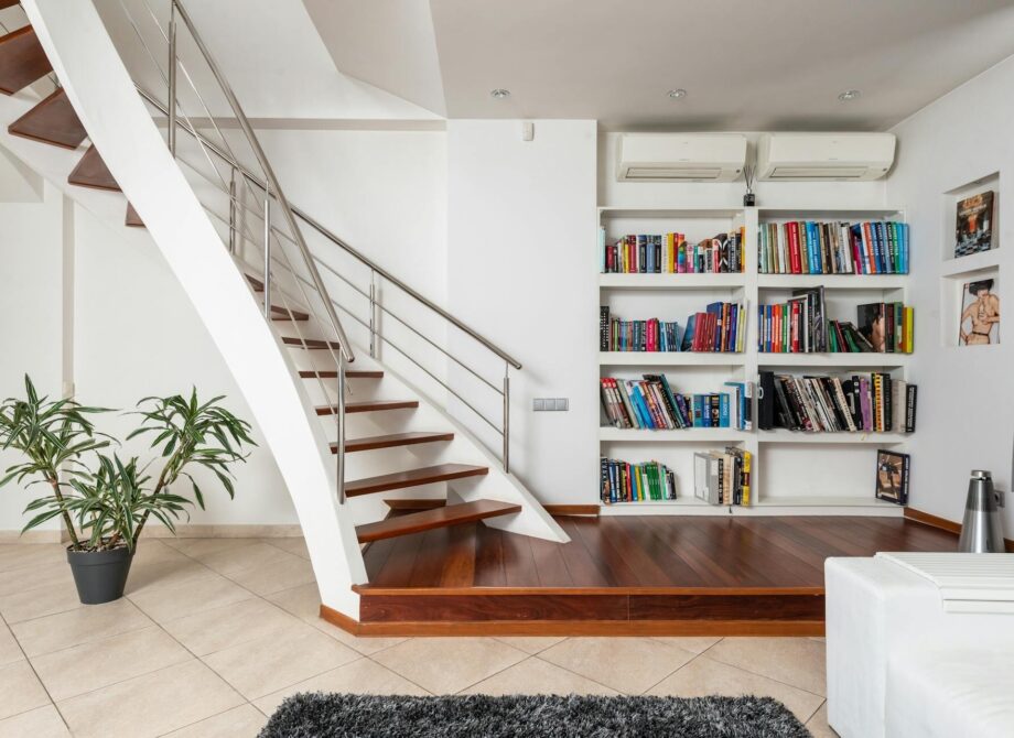 Płytki czy panele? Co lepiej sprawdza się w nowoczesnym salonie