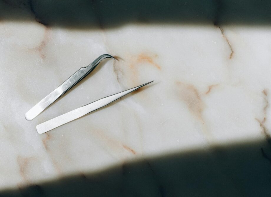 Jak wybrać odpowiednią pęsetę do rzęs?