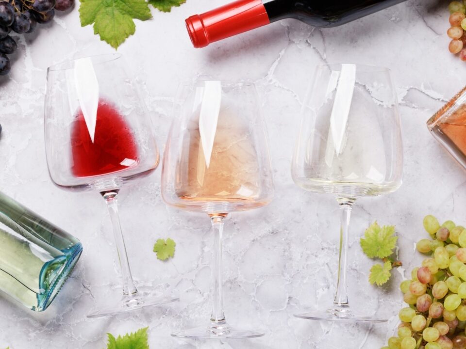 Najmodniejsze style wina w 2025 roku: od pét-natów po rzemieślnicze cuvée