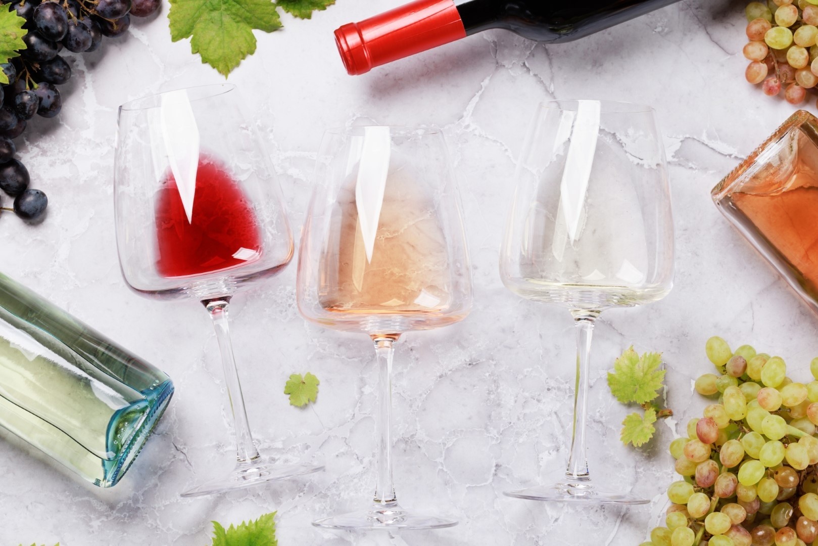 Najmodniejsze style wina w 2025 roku: od pét-natów po rzemieślnicze cuvée