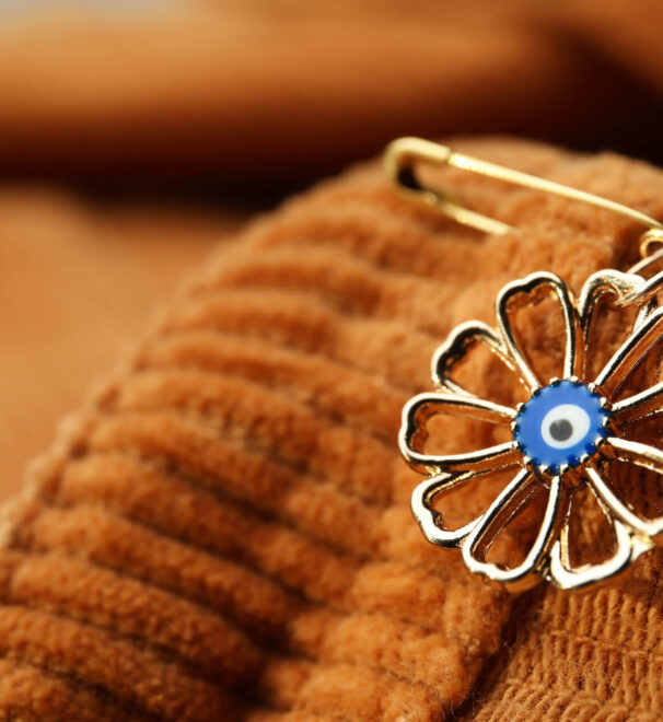 Broszka – jak nosić? Poradnik