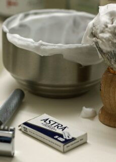 Anatomia idealnej piany: Dlaczego to, co nakładasz na twarz, decyduje o jakości golenia?