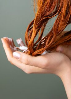 Jak wygładzić włosy w domu? Sprawdzone sposoby