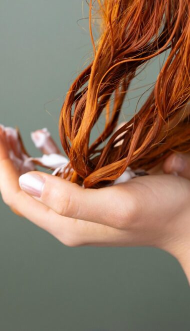 Jak wygładzić włosy w domu? Sprawdzone sposoby