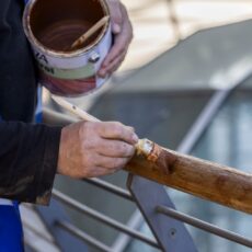 Lakierobejce vs oleje vs impregnaty – co wybrać do tarasu, mebli ogrodowych i elewacji? Porównanie z przykładami